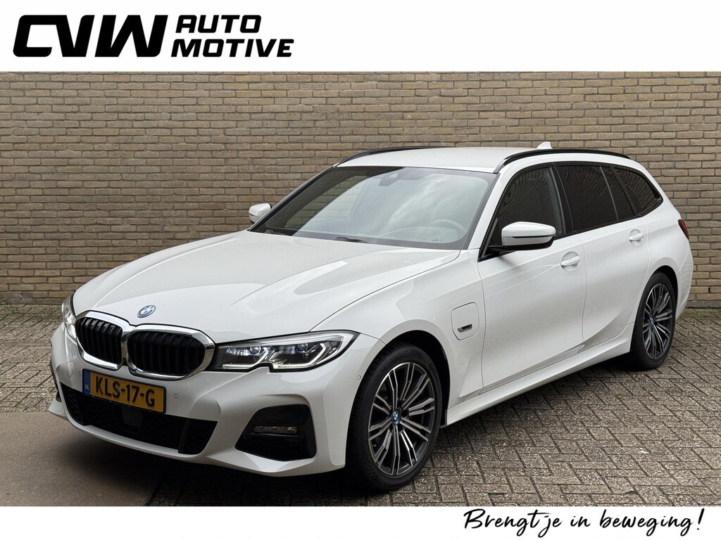 BMW 3-Serie Touring 320e M-pakket | 360 camera | Laser-LED | Sportstoelen | Leder/alcantara | Navigatie | Apple CarPlay | Head Up | 18 inch M-velgen | Stoelverwarming | Sfeerverlichting | Keyless | DAB | Elektrische achterklep | Volledig onderhouden