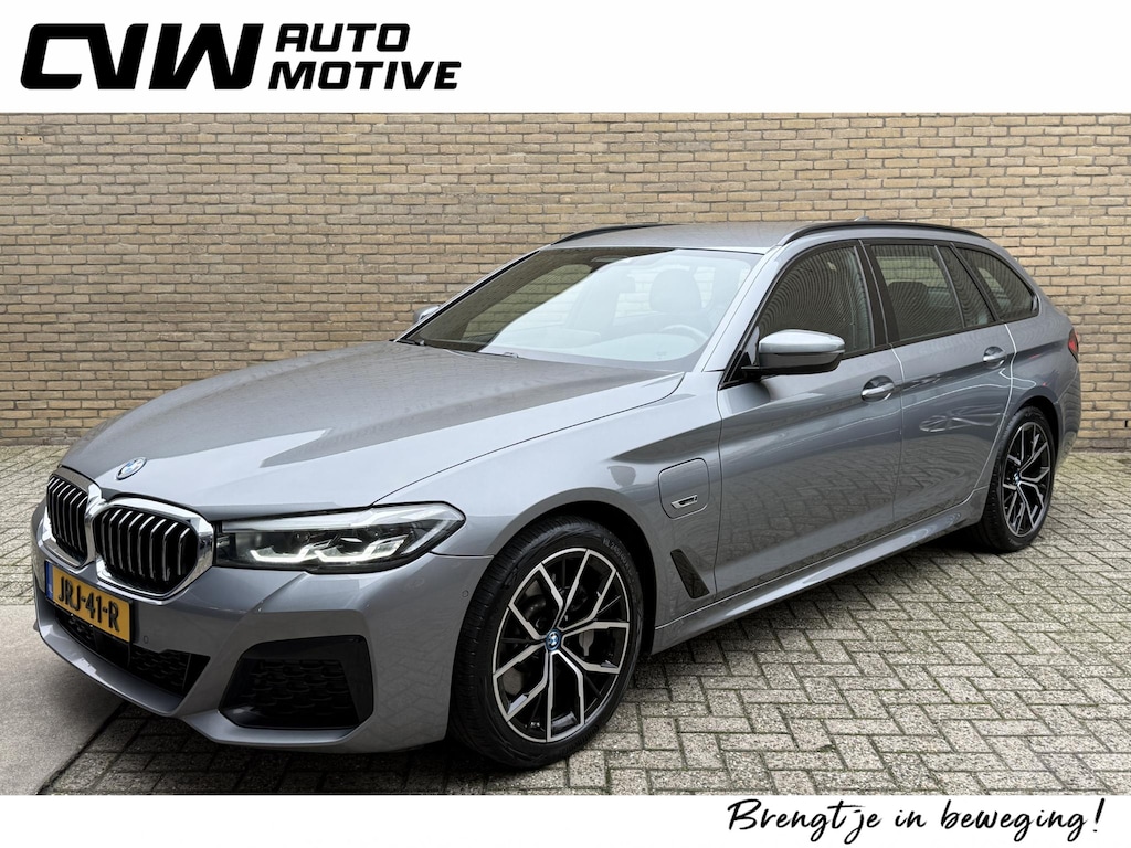 BMW 5-Serie Touring 530e 292pk | M-pakket | SOH 91% | Camera | Leder | Sportstoelen | Wegklapbare trekhaak | Adaptieve cruise | Virtual cockpit | Sfeerverlichting | Apple CarPlay | Stoel&stuurverwarming | 19 inch M-velgen | Elektrische achterklep | Volledig onderhouden