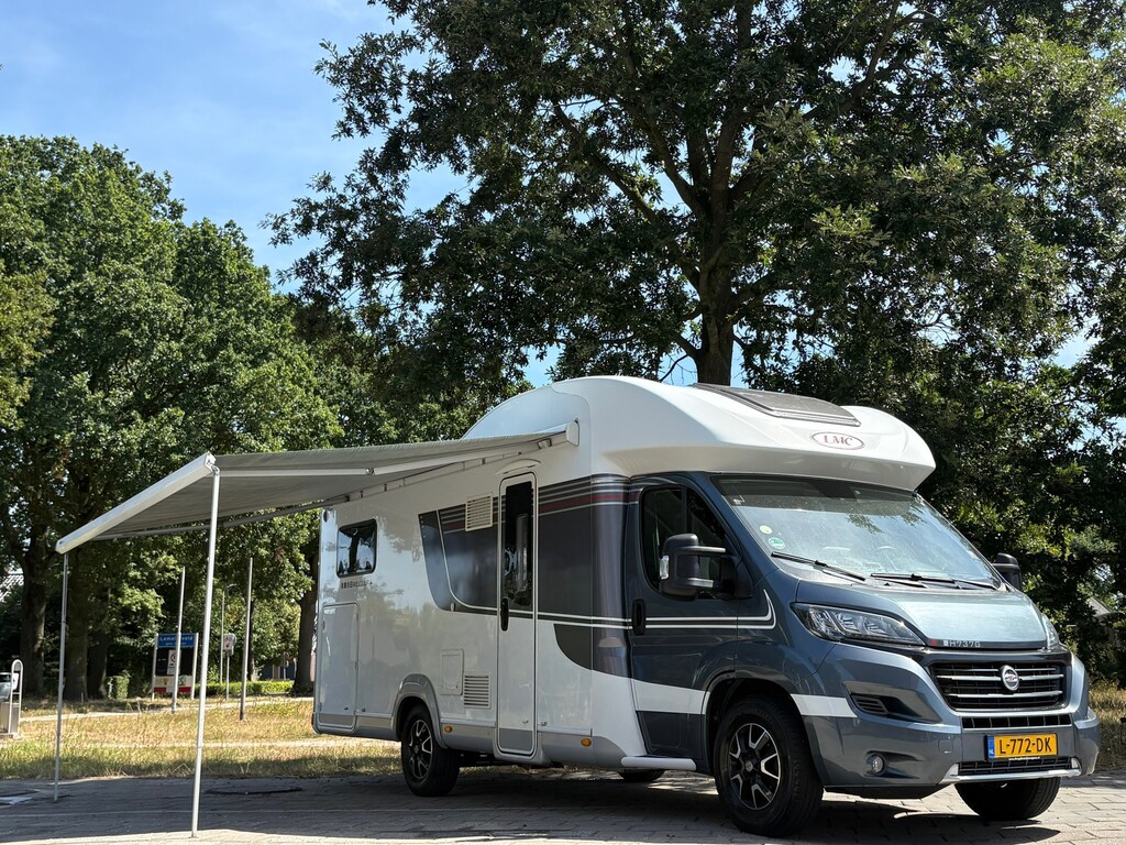 LMC H737 |CAMPER|MARGE|150PK|Automaat|EURO6|cruise|airco|achteruitrijcamera|navi|2 bedden|4 zitplaatsen|koelkast|keukenblok|toilet