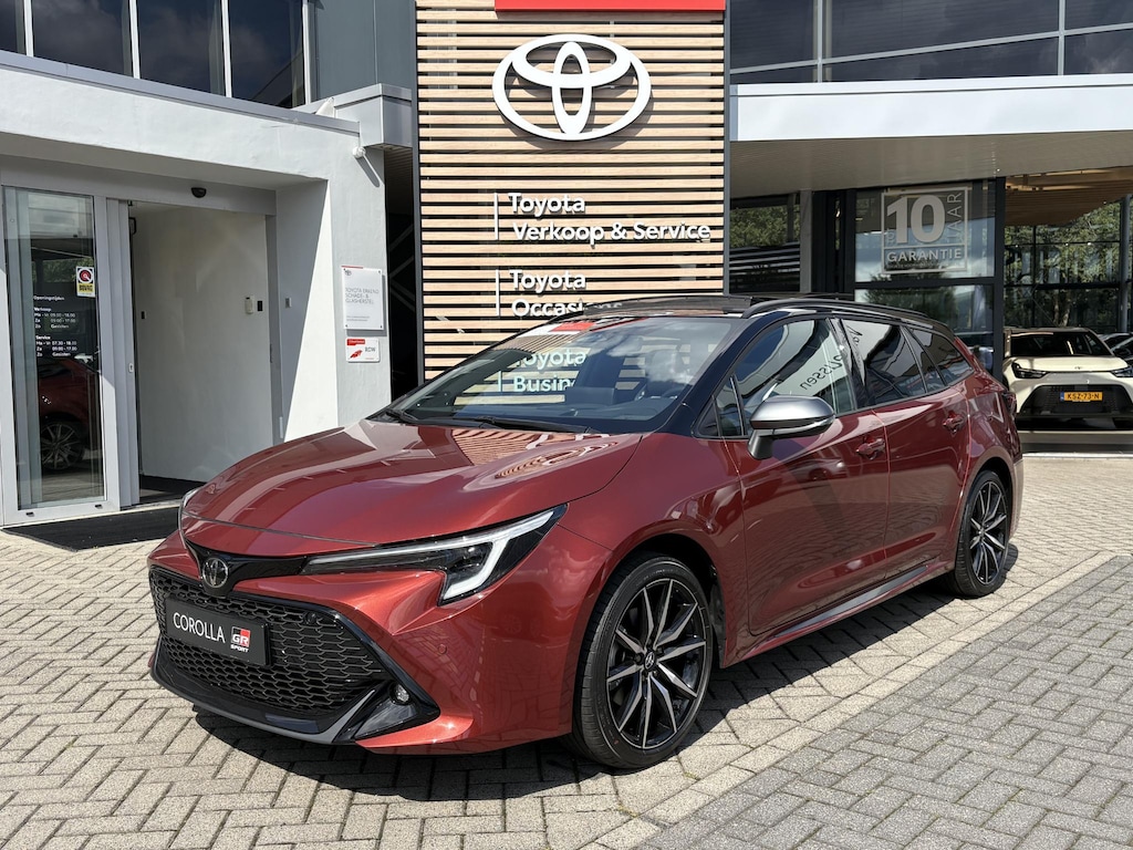 Toyota Corolla Touring Sports Hybrid 180 GR SPORT PLUS ACTIE! VAN €48900 NU VOOR €43300! NIEUW DIRECT LEVERBAAR! SCHUIFDAK JBL-AUDIO HEAD-UP NAVI STOELVERW NAVI 18'' LM-VELGEN PARK-SENSOREN BLIND SPOT APPLE/ANDROID