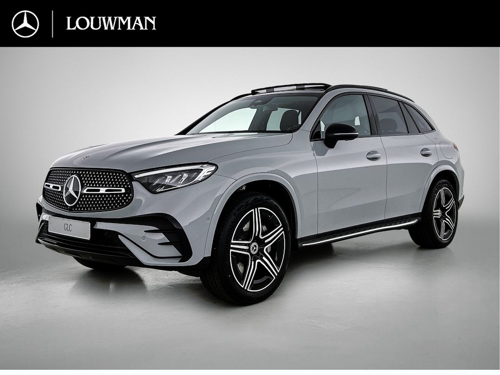Mercedes-Benz GLC 300e 4MATIC Business Solution AMG | Advanced plus pakket | Nightpakket | Parkeerpakket | Trekhaak | Panoramaschuifdak | Treeplanken in aluminiumlook | Middenconsole metaalstructuur | 20 inch vijfspaaks lichtmetalen AMG-velgen |