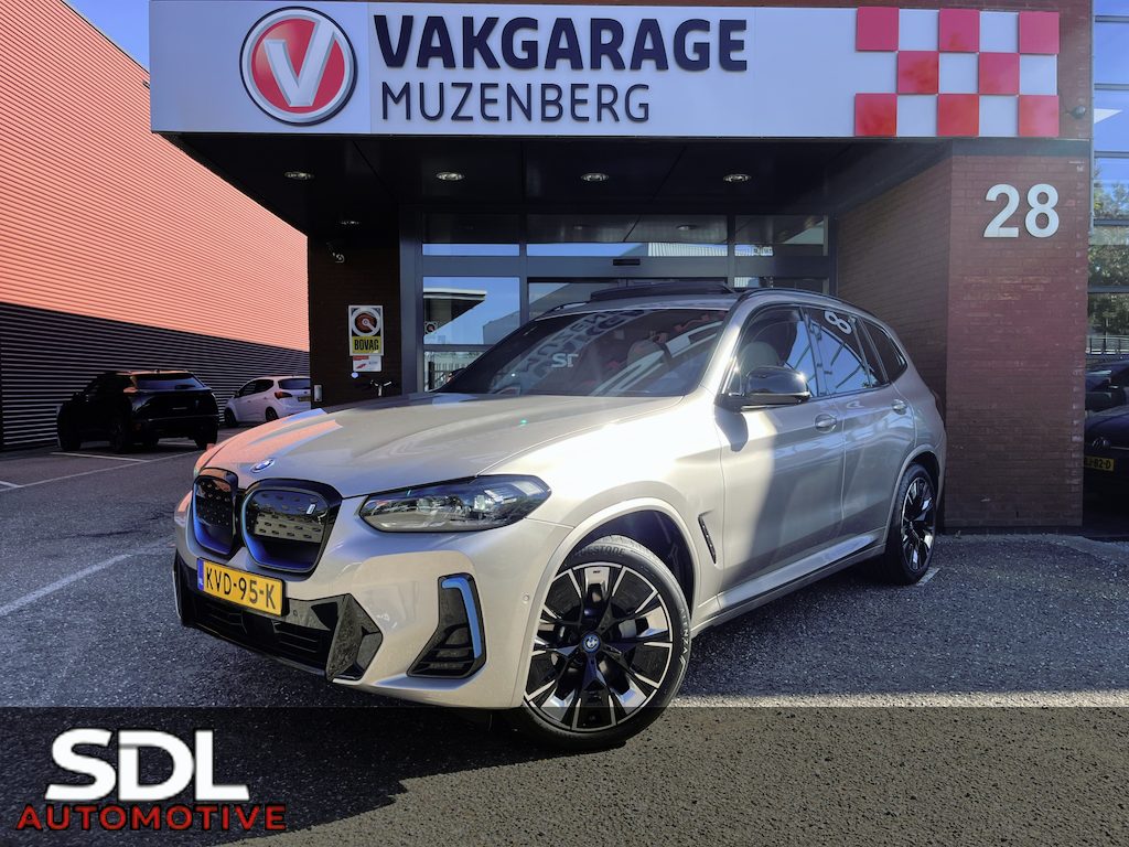 BMW iX3 High Executive 80 kWh M Sport Shadow Line 80 kWh // HUD-DISPLAY // SCHUIF-KANTELDAK // LEDER+ELEK. STOELEN // HARMAN&KARDON AUDIO // ELEK. KLEP// ADAPT. CRUISE // KEYLESS // 360 CAMERA