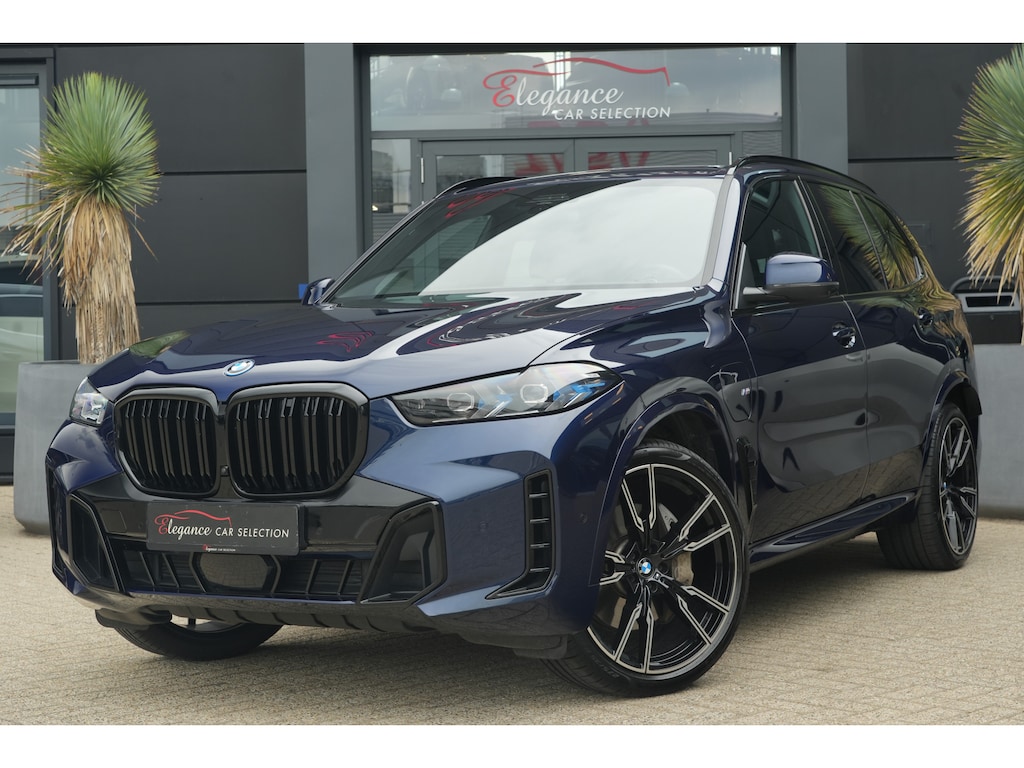 BMW X5 xDrive50e M Sport | 489 PK | Pano | HUD | 360° | Luchtvering | BMW X5 xDrive50e M Sport 489 PK Plug-in Hybrid met 3.0 zescilinder, xDrive, luchtvering, panoramadak, Head-Up Display, 360° camera, adaptieve cruise control, 22-inch velgen, lederen interieur
