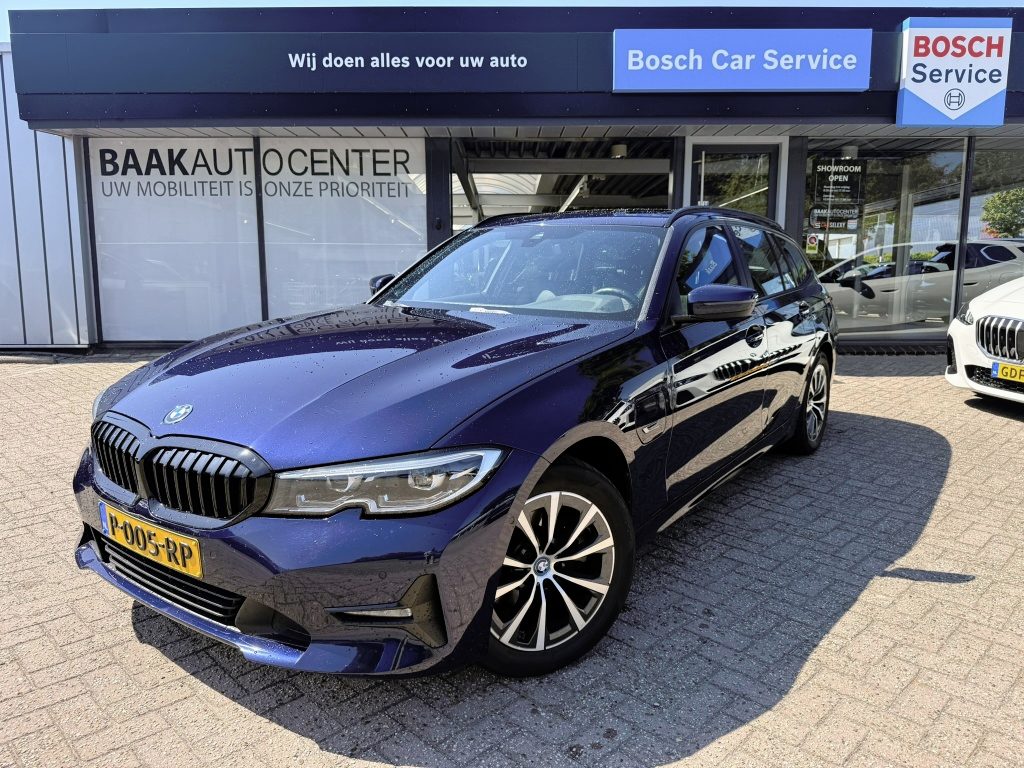 BMW 3-Serie Touring 320e xDrive Business EditionPlus | Pano | Camera | Leer