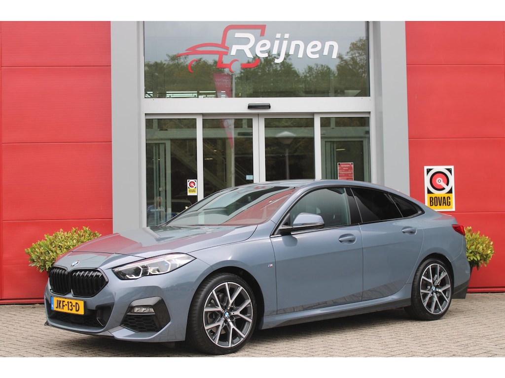 BMW 2-serie Gran Coupé 218i M SPORT EDITION | TREKHAAK MET AFNEEMBARE KOGEL | HARMAN KARDON SOUND-SYSTEM | SFEER VERLICHTING | SHADOW LINE PAKKET | M-SPORT INTERIEUR | VERWARMBARE VOORSTOELEN | LEDEREN M-SPORT STUUR | NAVIGATIE | ACHTERUITRIJCAMERA | PARKEERSENSOREN VOOR EN ACHTER | ALARM | CLIMATE CONTROL | DRAADLOZE APPLE CARPLAY/ANDROID AUTO | LICHTMETALEN VELGEN 18'' M-SPORT (Y-SPAAK 553 M BICOLOR) | FULL LED KOPLAMPEN | LANE ASSIST | DAB+ RADIO | WARMTE WEREND GLAS | EXTRA GETINTE ACHTERRUITEN | DODEHOEK BEWAKING | ELEKTRISCH VERSTELBARE EN INKLAPBARE BUITENSPIEGELS | BUITENSPIEGELS VERWARMBAAR | ARMSTEUN ACHTER |BMW LIVE COCKPIT PROFESSIONAL |