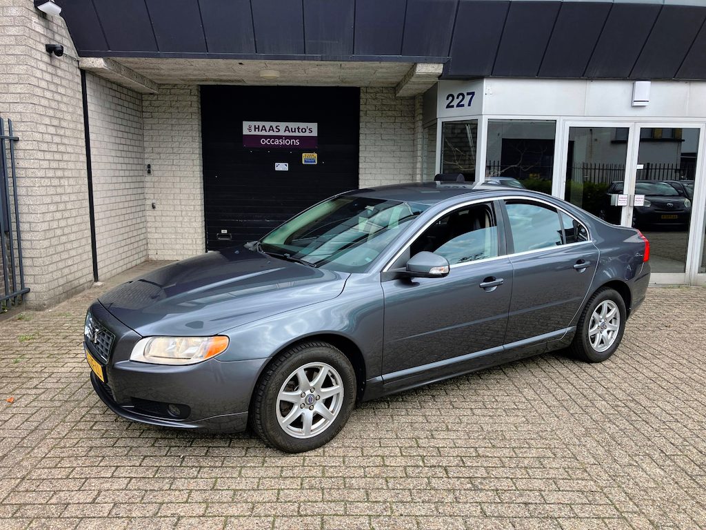 Volvo S80 2.5 T Momentum / NIEUW MODELJAAR / LEDER / NAVI / TREKHAAK / ALU VELGEN
