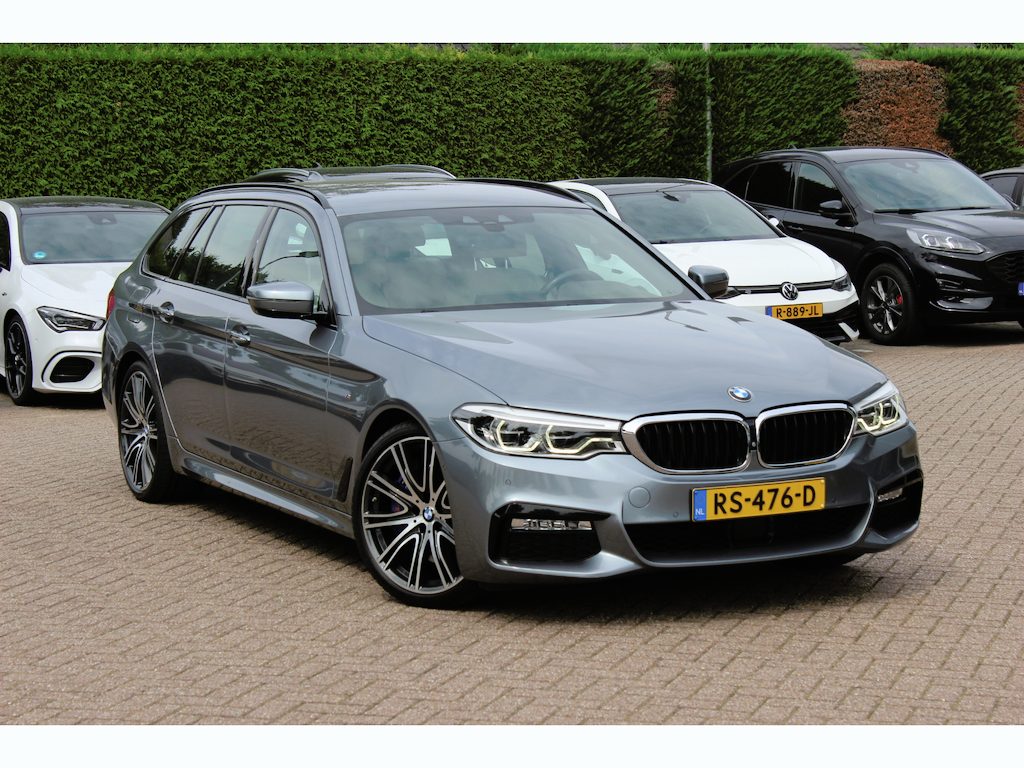 BMW 5-Serie Touring 540i xDrive High Exe. M Sport / Trekhaak / 360Camera / Head-up / Softclose / Luxe Leder / 20'' / CarPlay / Harman Kardon / Keyless / Dodehoek / DAB / ACC