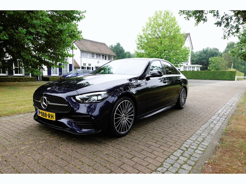 Mercedes-Benz C-klasse 200 Launch Edition AMG Line | Trekhaak | Camera | Panorama dak | Sfeerverlichting | 1ste eigenaar |