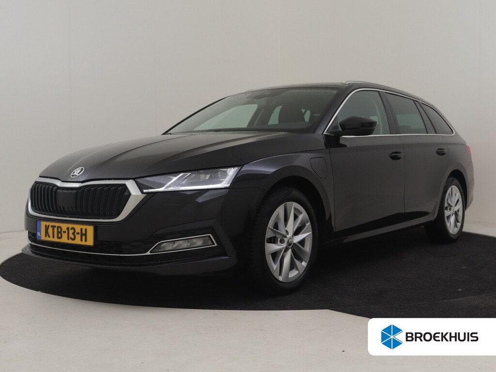 Skoda Octavia Combi 1.4 TSI iV PHEV Business Edition 204PK DSG/AUTO | Achteruitrijcamera | Parkeer assistent | App connect | Elektr verstelbare stoelen | stoel/stuurverw | Keyless entry/start | Dodehoek detectie | DAB | LED | 17"LMV