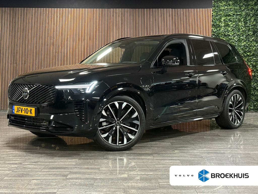 Volvo XC90 T8 AWD Recharge Ultra Dark | Luchtvering | Trekhaak | 360 Camera | Head-Up Display | Harman Kardon | 455pk | Adaptieve Cruise Control | Stoelverwarming voor+achter | Stuurwielverwarming | Schuifdak | Full LED Meesturende koplampen | Pilot Assist | BLIS Dode Hoek Detectie | Alcantara hemelbekleding | Lederen zonnekleppen en handgrepen | Elektrische voorstoelen geheugen | Quilted Nordico bekleding | Zitting verlenging voorstoelen | Lederen dashboard | 21 Inch | Google Infotainment | Keyless Drive | Privacy Glass | Elektrisch bedienbare achterklep | Geïntegreerd kinderzitje achterin | Geïntegreerde zongordijnen achterportieren | Verlichte instaplijsten | 7-Persoons | 4-Zone Climate Control | DAB Radio | Apple Carplay/Android Auto | Alarm Klasse III | Onyx Black Metallic |