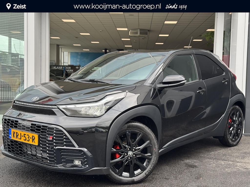 Toyota Aygo X Hybrid 115 GR Sport Black Edition Rode remklauwen | Parkeersensoren voor+achter | parkeercamera | 18 inch hoogglans zwarte velgen