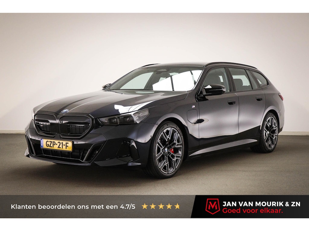 BMW 5-Serie Touring 550e xDrive | INNOVATION / M SPORT PRO- PACK | PANORAMADAK | HEAD UP | STUURVERWARMING | 360 CAMERA | 20"