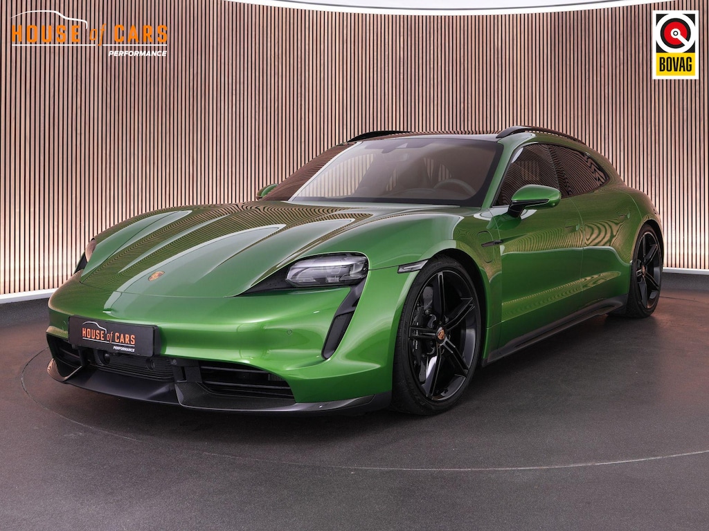 Porsche Taycan Sport Turismo Turbo S 625pk 93 kWh |BTW|PTS Mamba green|Burmester|achteras besturing|passenger disp.|pano|carbon ext.|sport chrono|head-up|stoelverkoeling & verwarming|Apple Carplay|memory|