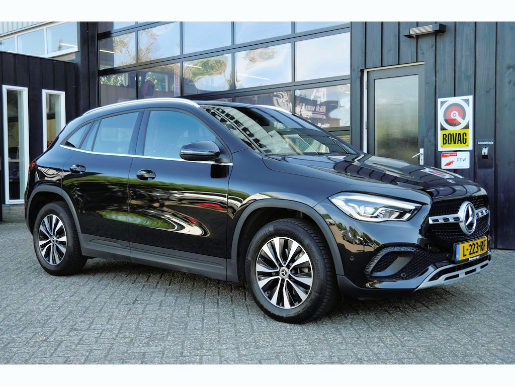 Mercedes-Benz GLA 180 Business Solution Automaat | MBUX | Trekhaak | Camera | NL-Auto