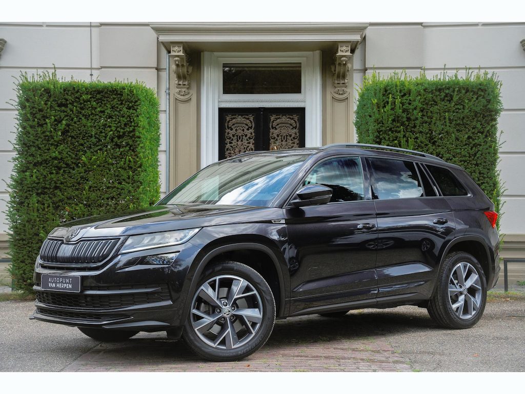 Skoda Kodiaq 2.0 TSI 4x4 Sportline Business PANO | KEYLESS | MEMORY | CAMERA | CARPLAY | RS STOELEN