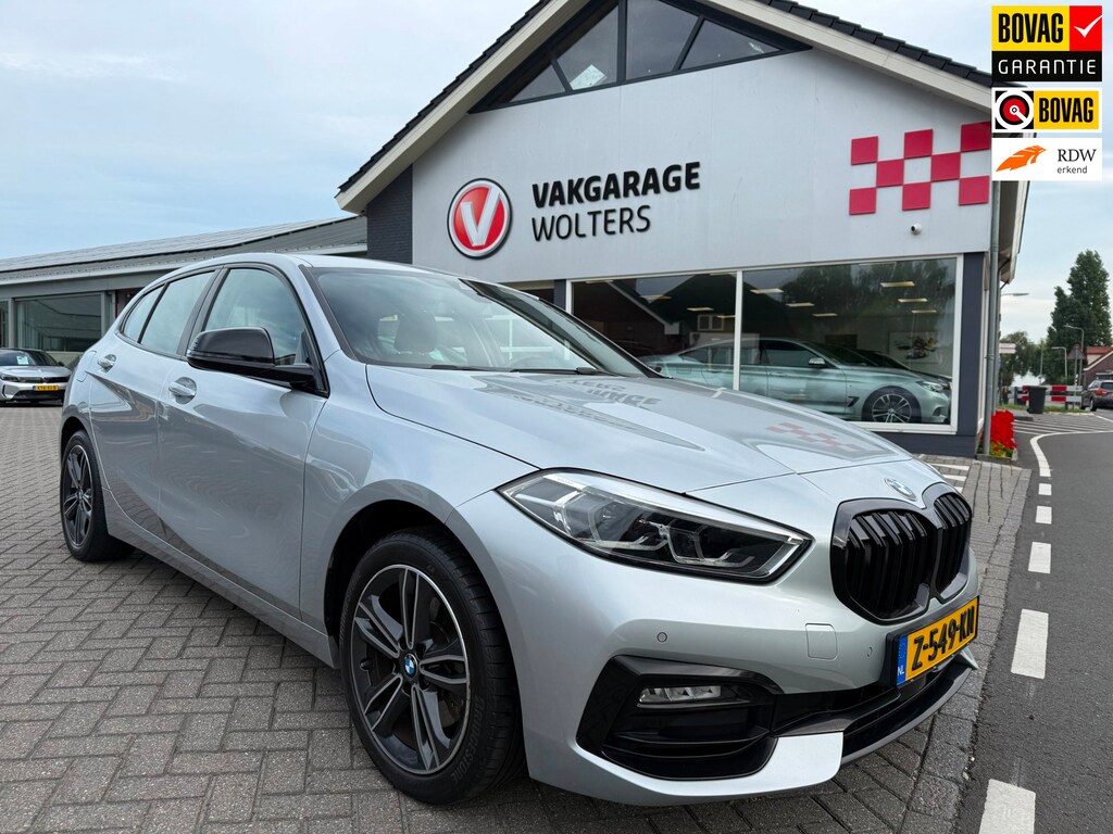 BMW 1-Serie 118i High Executive. RIJKLAARPRIJS! TREKHAAK/AUTOMAAT/SPORTSTOELEN