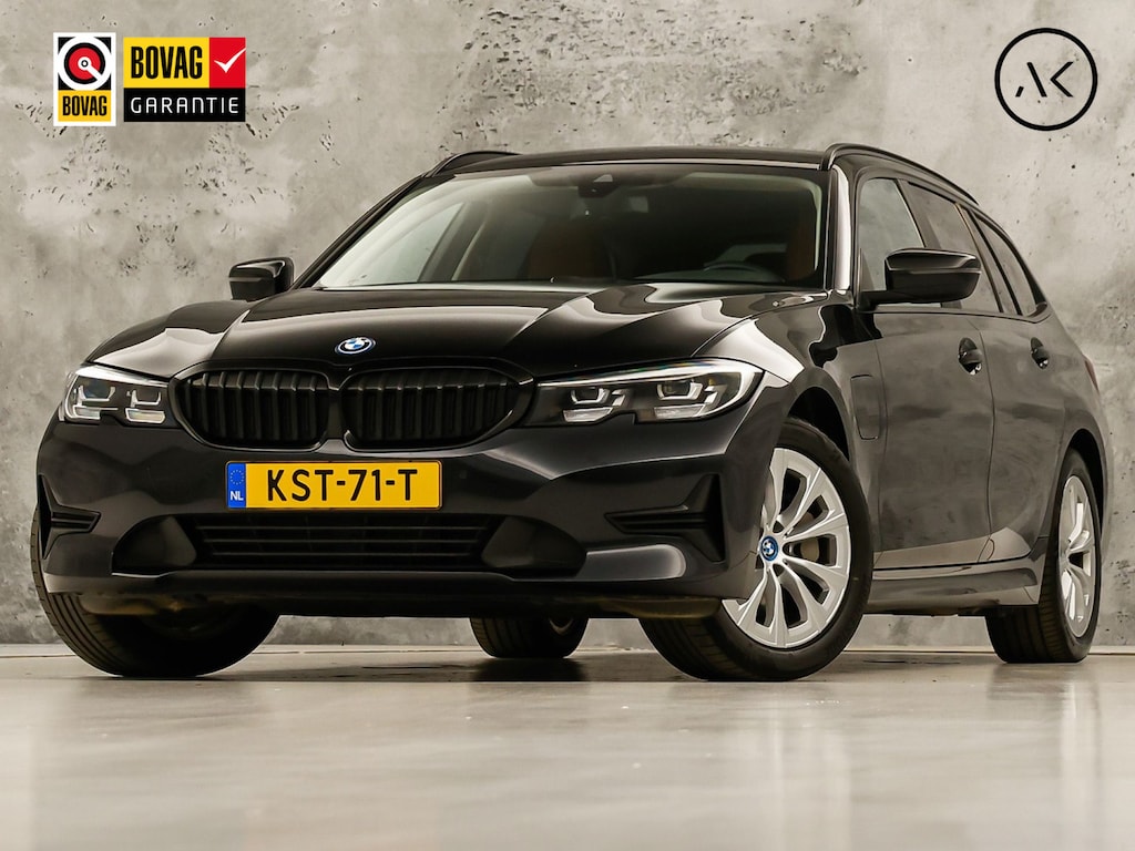 BMW 3-Serie Touring 330e Sport 292Pk Automaat (APPLE CARPLAY, SOH 90,2%, GROOT NAVI, COGNAC LEDER, CAMERA, STOELVERWARMING, SFEERVERLICHTING, ELEK ACHTERKLEP, GETINT GLAS, NIEUWSTAAT)
