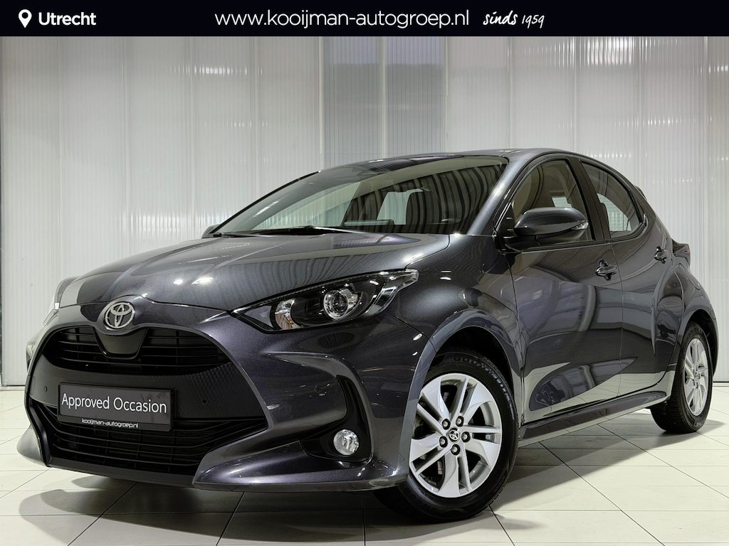 Toyota Yaris 1.5 Hybrid 115 Business Stoel/stuurwielverwarming , Parkeersensoren voor en achter , Camera , All Season banden met lm velgen , BTW auto