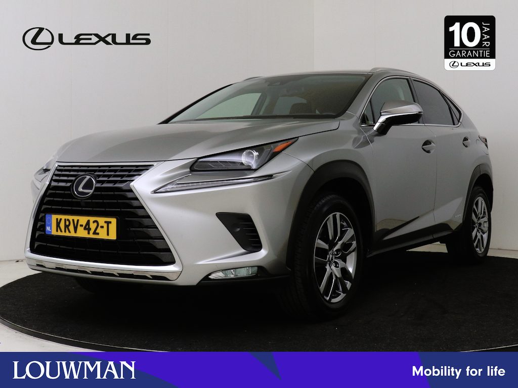 Lexus NX 300h AWD Luxury Line | Dealer Onderhouden | Schuif/kantel Dak | Lederen bekleding | Elektrisch Verstelbare stoel | Stoelverwarming | Adaptive Cruise Control | Elektrische achterklep | Navigatie | Climate Control