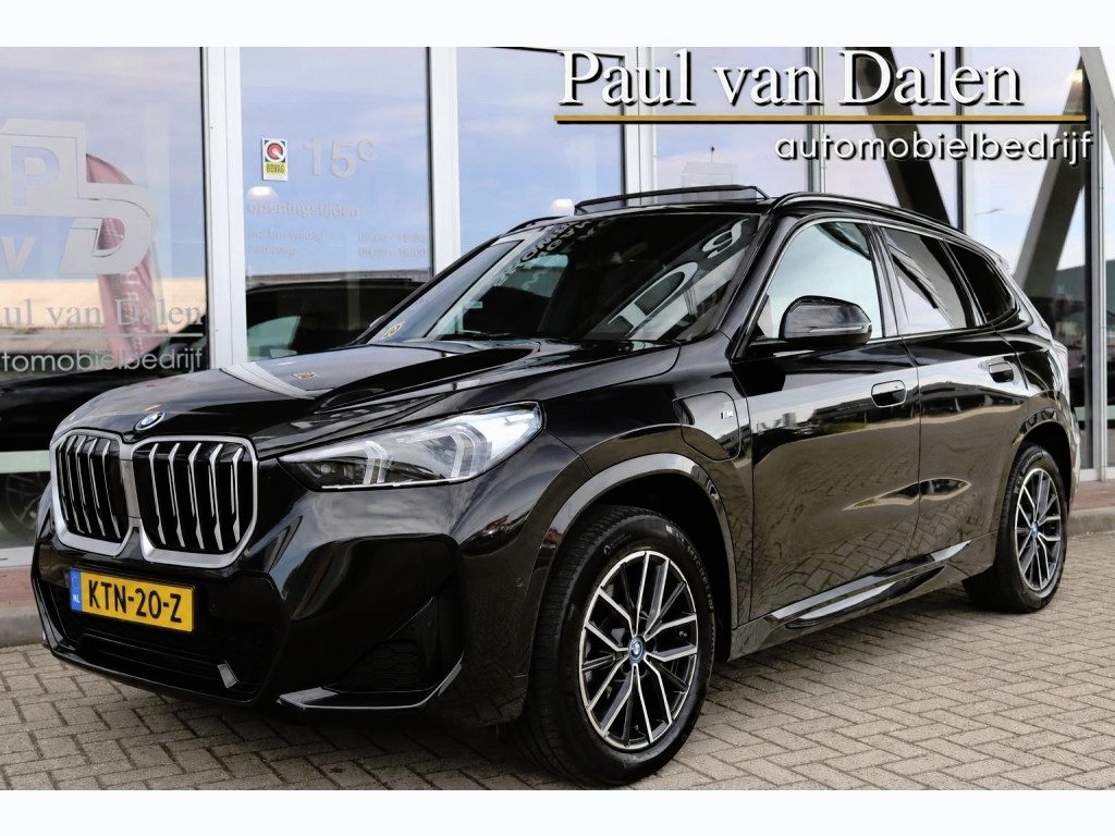 BMW X1 (u11) XDRIVE25e 245PK M-SPORT SHADOW LINE Panodak | SOH 95% | Navi | Sfeerverl.| Comfort Acces | Camera | Dab | Live Cockpit | Adapt.Led | 18 Inch Lm |
