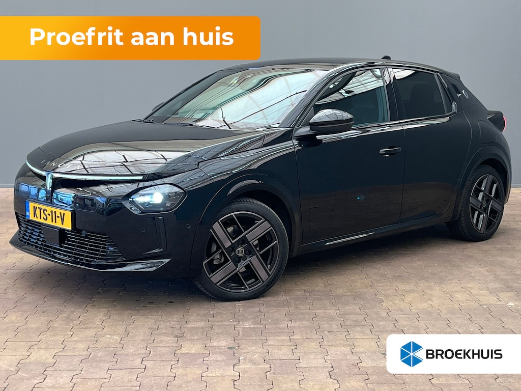 Lancia Ypsilon LX 54 kWh Alcantara Bekleding | Camera Voor + Achter | Adaptieve Cruise | 17" Lichtmetaal | Stoelverwarming | Achteruitrijcamera | Airco (automatisch) | Alcantara bekleding