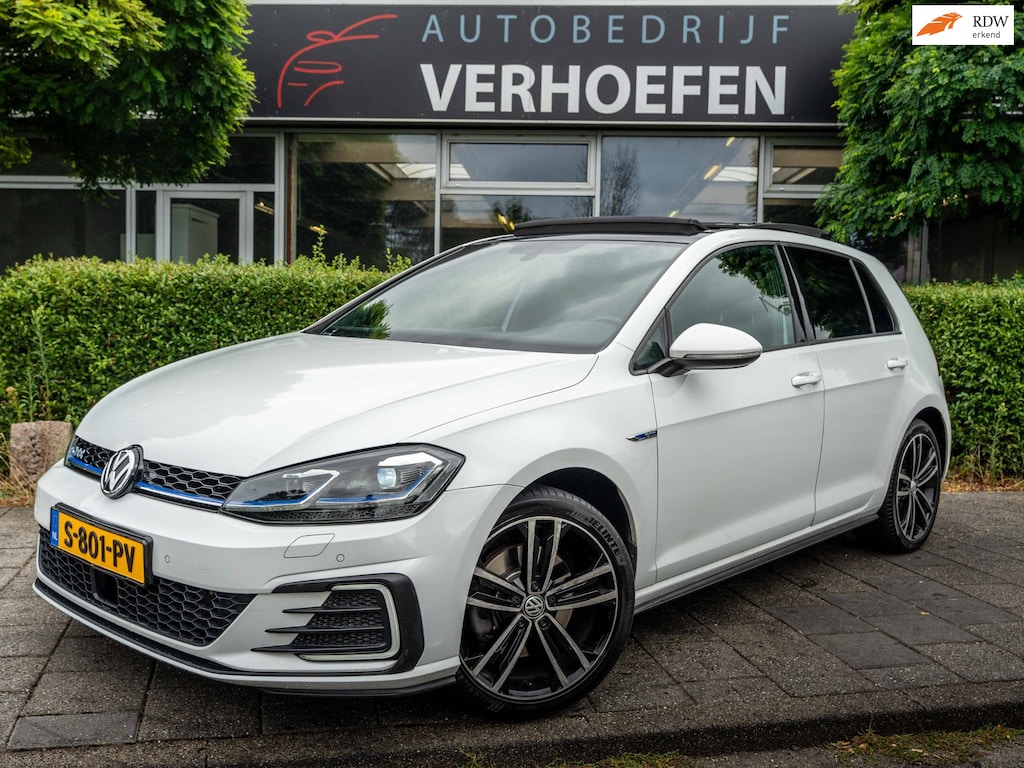 Volkswagen Golf 1.4 TSI PHEV GTE | PANORAMA | KEYLESS | APPLE CARPLAY | STOELVERWARMING | ADAPTIEF | KLEPPEN SYSTEEM | LED