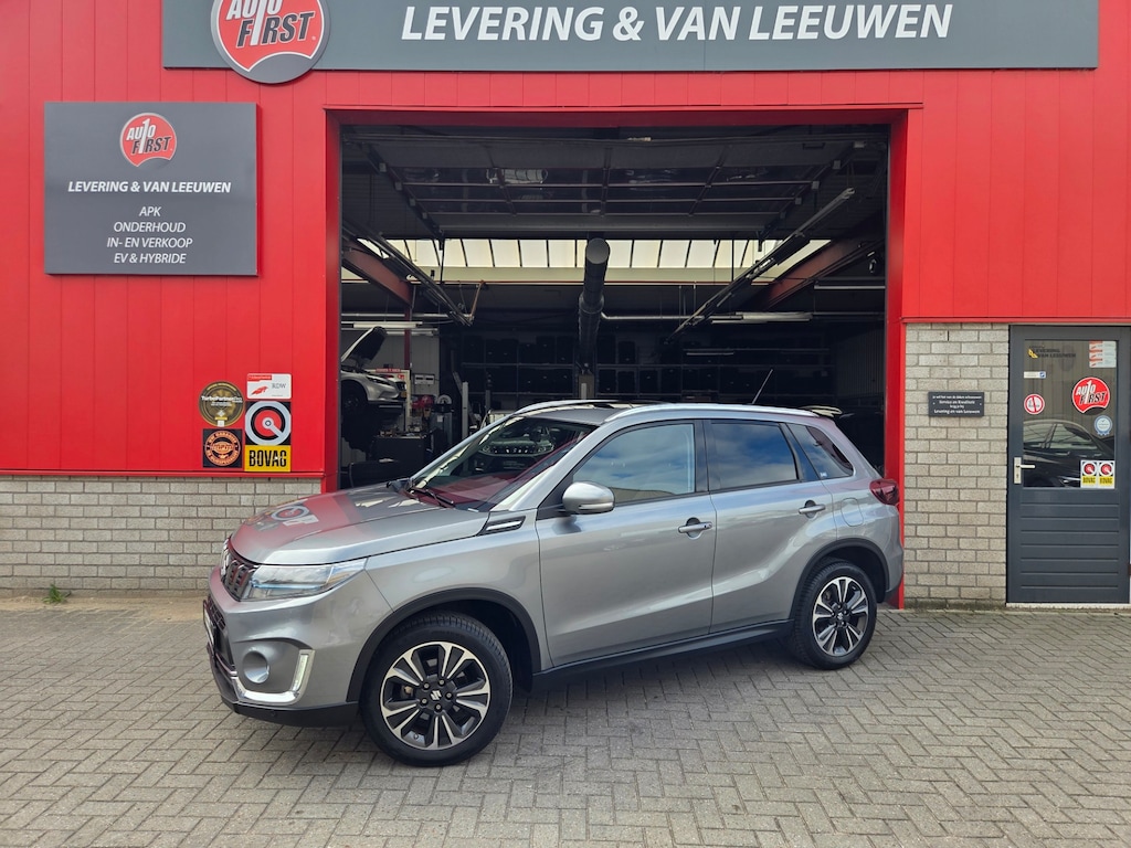 Suzuki Vitara 1.5 Hybrid Style Automaat/ Schuifdak/ Parkeersensoren voor + achter/ Trekhaak/ Navi/ Rijklaarprijs!