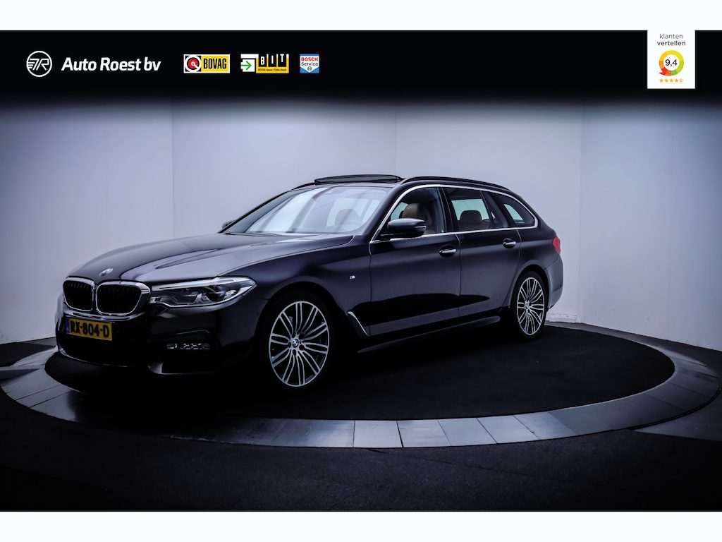 BMW 5-Serie Touring 520iA M-SPORT High Executive PANO | MEMORY | HIFI | HEAD UP | LEDER | STOELVERW | FULL LED | AFN TREKHAAK | NAVI | ELEK KLEP | LMV 19''