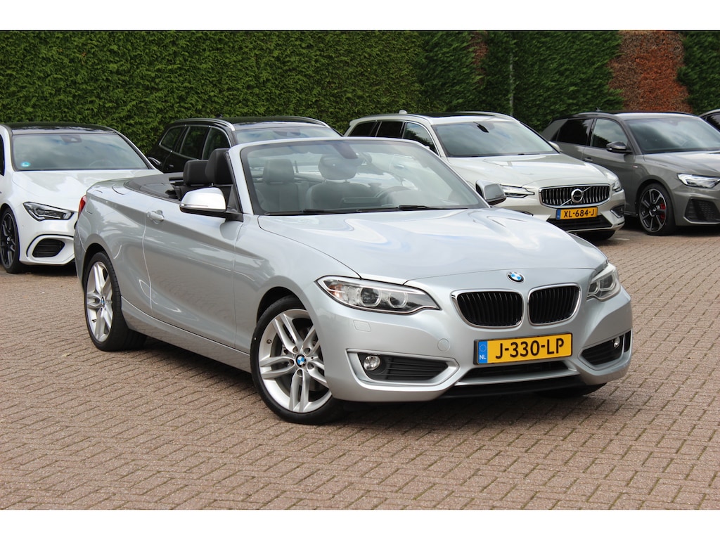 BMW 2-Serie Cabrio 220i Luxury / Trekhaak / Half Leder / Navigatie / Parkeerhulp achter / 17'' / Stoelverwarming / Windscherm / Cruise Control