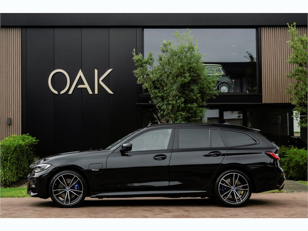 BMW 3-Serie Touring 330e | M-Sport | Live Cockpit | Panorama | Leder | Memory | Head-Up | Trekhaak | 360 Camera | 19"LM | Saphire Zwart