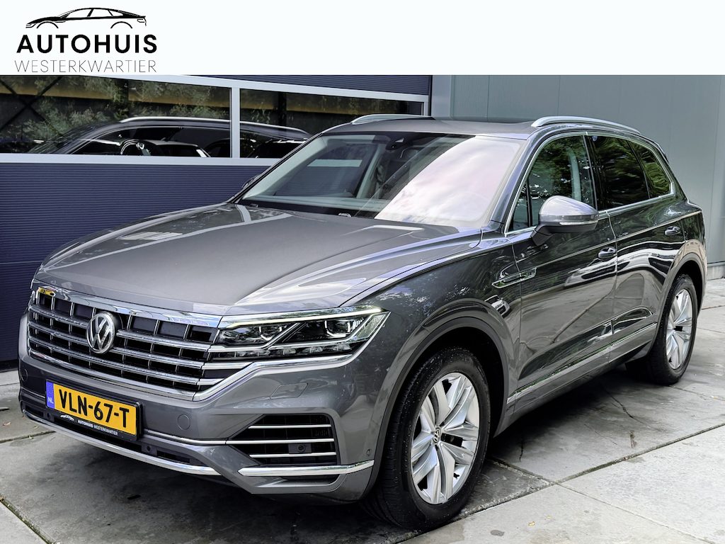 Volkswagen Touareg 3.0TDI 230pk 4-Motion R-line Grijs Kenteken Luchtvering Trekhaak Matrix Leder Camera Panorama