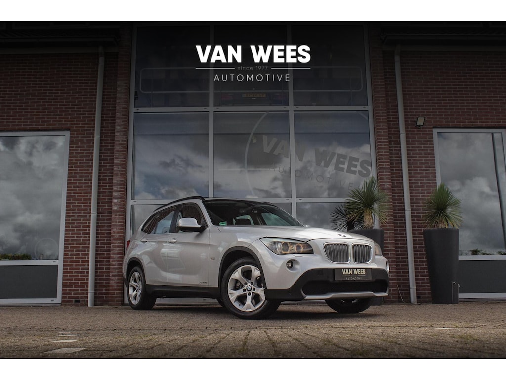 BMW X1 xDrive28i Executive | 2e eigenaar | Grootlichtassistent | HiFi audio | Panoramadak | Navigatie Professional | Bluetooth | Xenon | Stoelverwarming | Sportstuur | PDC
