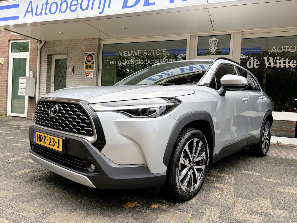 Toyota Corolla Cross Hybrid 200 Dynamic Navi Fullmap/A.uitrijcamera/In hoogte verst.b. stoel/Airco Automat./Apple Carplay/Cruiscontrole Adapt./Keyless Start/Leder multifunction. stuur/Audio DAB/Elektr. verst.b. en verw. buitenspieg