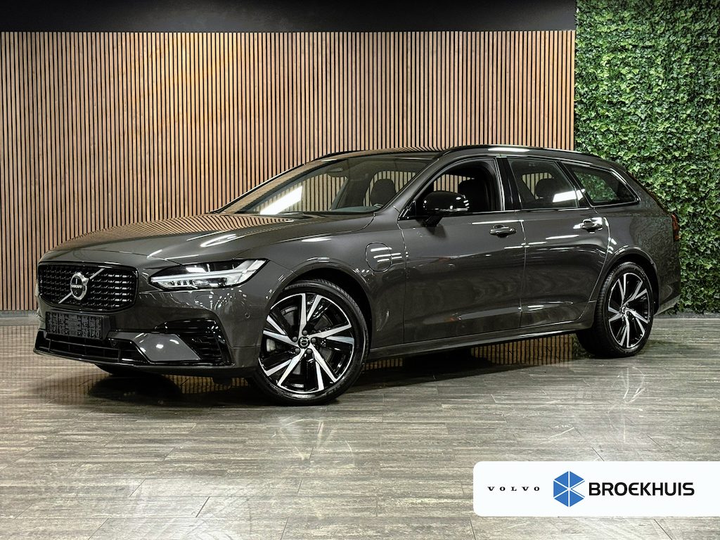 Volvo V90 T6 AWD Recharge Plus Dark Long Range | Luchtvering | 360 Camera | Harman Kardon | Adaptieve Cruise Control | Stoel en Stuurwielverwarming | 19 Inch | Full LED Meesturende koplampen | Pilot Assist | BLIS Dode Hoek Detectie | Elektrische voorstoelen geheugen | R-Design Contourstoelen Nappa Leder Alcantara met wit stiksel en bies | Zitting verlenging voorstoelen | Lederen Dashboard | Google Infotainment | Keyless Drive | Parkeersensoren voor+achter | Privacy Glass | Elektrisch bedienbare achterklep | Geïntegreerde zongordijnen achterportieren | DAB Radio | Apple Carplay/Android Auto | Volvo On Call met mobiele App functie | Denim Blue Black Metallic |
