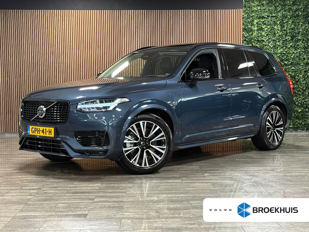 Volvo XC90 T8 AWD Recharge Ultra Dark | Vol! | Bowers & Wilkins | Luchtvering | Stoelventilatie | Trekhaak | 360 Camera | Head-Up Display | Stoelmassage | 455pk | Adaptieve Cruise Control | Stoelverwarming voor+achter | Stuurwielverwarming | Schuifdak | 20 Inch | Full LED  Meesturende koplampen | Pilot Assist | BLIS Dode Hoek Detectie | Alcantara hemelbekleding | Lederen handgrepen en zonnekleppen | Elektrische voorstoelen geheugen | Nappa Lederen bekleding | Zitting verlenging voorstoelen | Lederen Dashboard | Google Infotainment | Keyless Drive | Parkeersensoren voor+achter | Privacy Glass | Elektrisch bedienbare achterklep | Geïntegreerde zongordijnen achterportieren | Geïntegreerd kinderzitje achterin | Verlichte instaplijsten | 7-Persoons | 4-Zone Climate Control | DAB Radio | Apple Carplay/Android Auto | Alarm Klasse III | Draadloos telefoon opladen | Volvo On Call met mobiele App functie | Denim Blue Metallic |