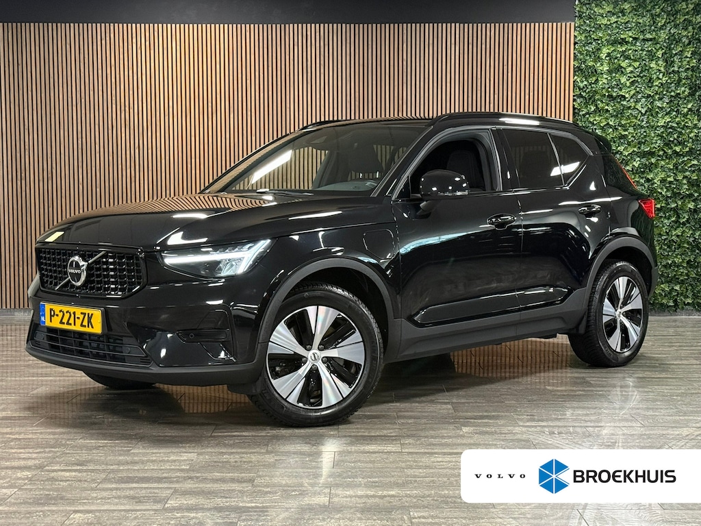 Volvo XC40 T5 Recharge Plus Dark | Trekhaak | Harman Kardon | All Season banden | Bestuurdersstoel elektrisch geheugen | Adaptieve Cruise Control | Stoel en Stuurwielverwarming | Parkeercamera | Pilot Assist | BLIS Dode Hoek Detectie | Parkeersensoren voor+achter | Passagiersstoel elektrisch | 18 Inch | Zitting velenging voorstoelen | Keyless Drive | Climate Control L+R | Regensensor | Privacy Glass | Automatisch dimmende binnen en buitenspiegels | Elektrisch bedienbare achterklep | DAB Radio | Draadloos telefoon opladen | Apple Carplay/Android Auto | Volvo On Call met mobiele App functie | Onyx Black Metallic |
