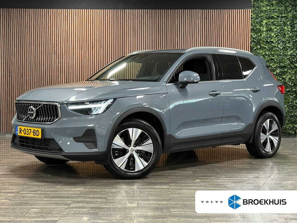 Volvo XC40 T4 Recharge Plus Bright | Trekhaak | Harman Kardon | All Season banden | Bestuurdersstoel elektrisch geheugen | Adaptieve Cruise Control | Stoel en Stuurwielverwarming | Parkeercamera | Pilot Assist | BLIS Dode Hoek Detectie | Parkeersensoren voor+achter | Passagiersstoel elektrisch | 18 Inch | Zitting velenging voorstoelen | Keyless Drive | Climate Control L+R | Regensensor | Privacy Glass | Automatisch dimmende binnen en buitenspiegels | Elektrisch bedienbare achterklep | DAB Radio | Draadloos telefoon opladen | Apple Carplay/Android Auto | Volvo On Call met mobiele App functie | Thunder Grey Metallic |