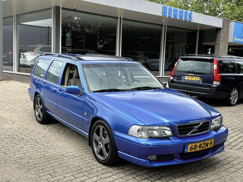 Volvo V70 2.4 R 265pk AWD LASER BLUE Schuifdak Family
