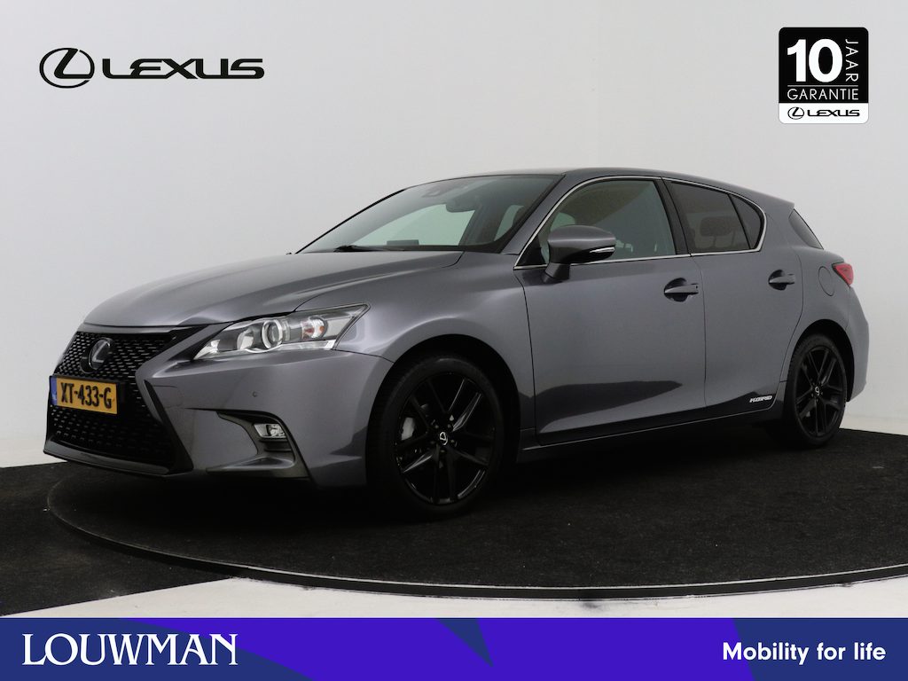 Lexus CT 200h Sport Edition | Dealer onderhouden | Parkeersensoren voor+achter | Climate Control | Cruise Control Adaptive | Navigatie | Half leder rood/alcantara bekleding (Black/Dark Rose) |