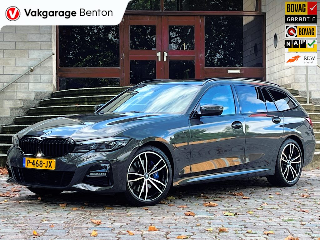BMW 3-Serie Touring 330e M-Sport | BMW Individual | Panoramadak | HiFi System | Trekhaak | Comfort Access | Carbon Int. | SOH 93%