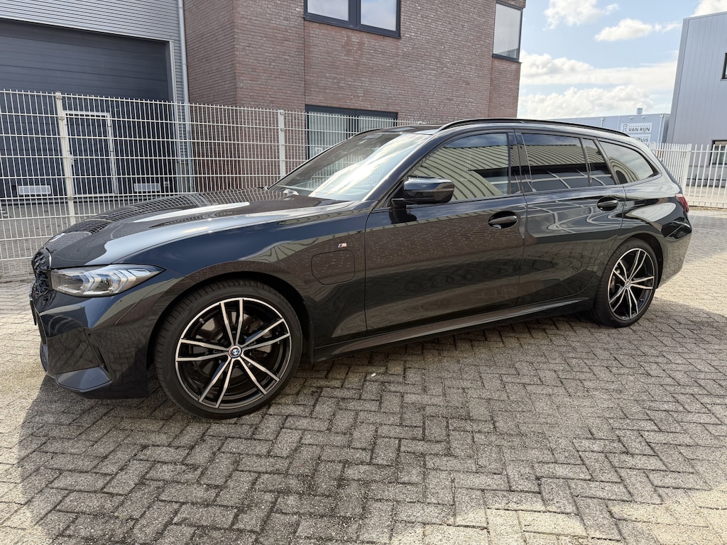 BMW 3-Serie Touring 330e xDrive M-Sport | Facelift | Pano | Carplay | 292PK | Carbon | Keyless | MARGE