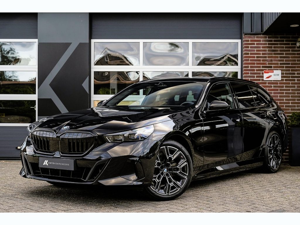 BMW 5-Serie 530e xDrive Touring M Sport | Bowers & Wilkins | 360° Camera | Trekhaak | Iconic Glow | Head-Up | Driving Ass. + | 20' Inch |