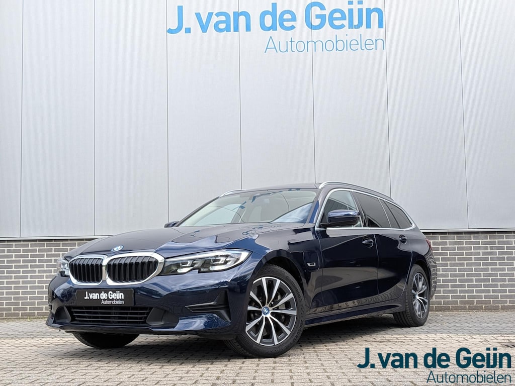 BMW 3-Serie Touring 330e eDrive Edition | Panorama | Trekhaak | Sportst | 1e Eig | Parking Pack | 100% Dealeroh
