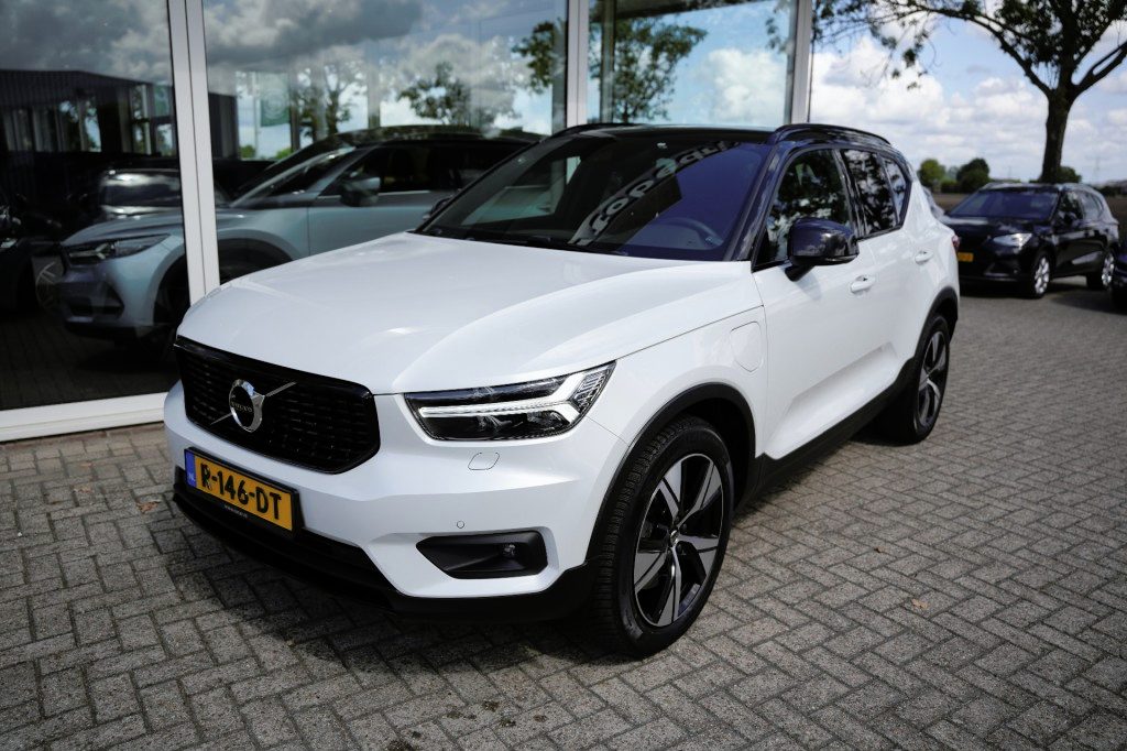 Volvo XC40 1.5 T4 RECH R-DESIGN, Camera,Carplay, Harman Kardon