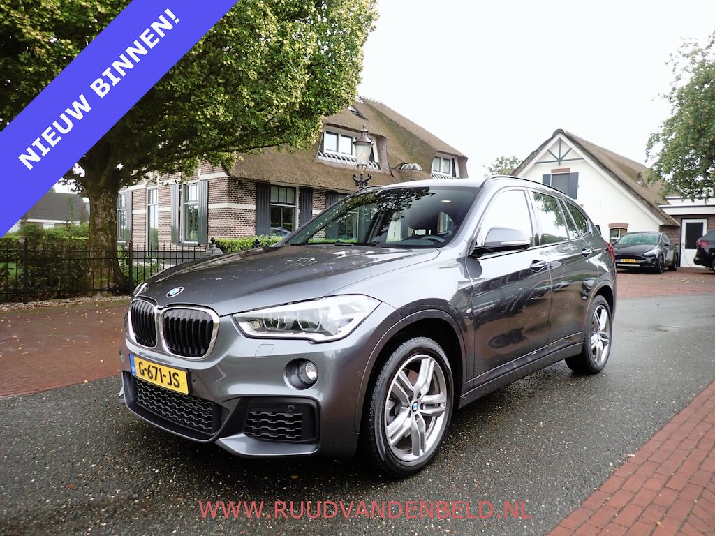 BMW X1 sDrive20i M-PAKKET / CAMERA / PANODAK / SPORTSTOELEN / BLUETOOTH