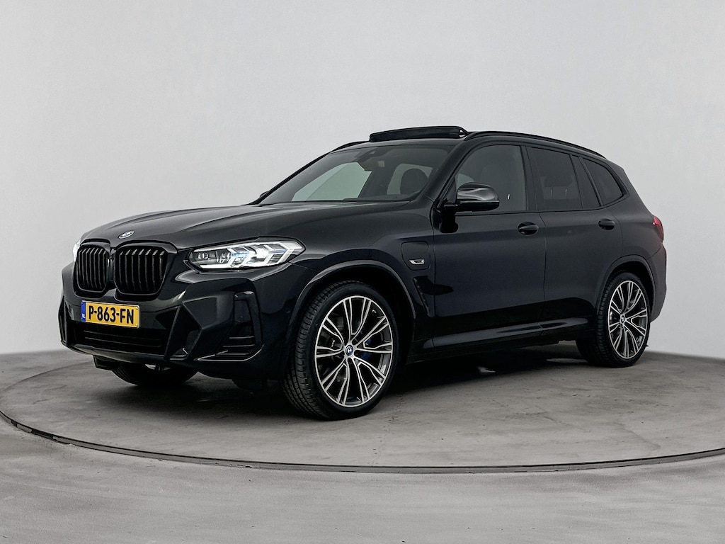 BMW X3 xDrive30e Business Edition Plus | Panorama Dak | M Sport Plus Pakket | Trekhaak | Blauwe M-sport remklauw | Saphirschwarz |