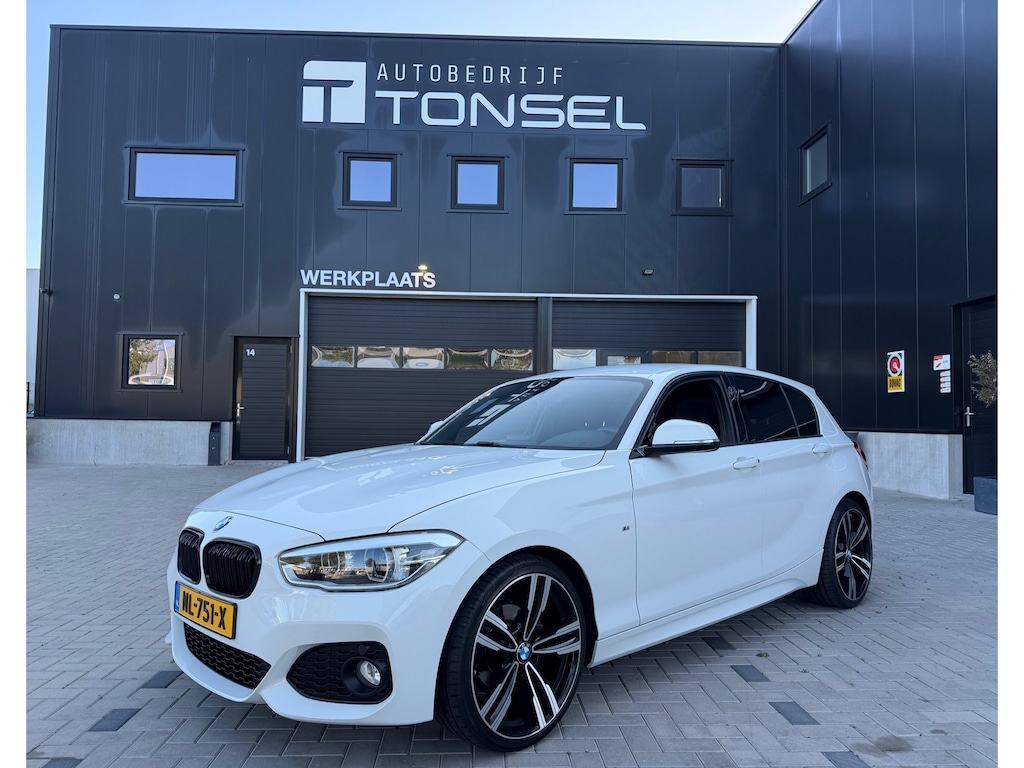 BMW 1-Serie 116i M Sport / Alcantara / Stoelverwarming / Navigatie / 19" Inch LMV
