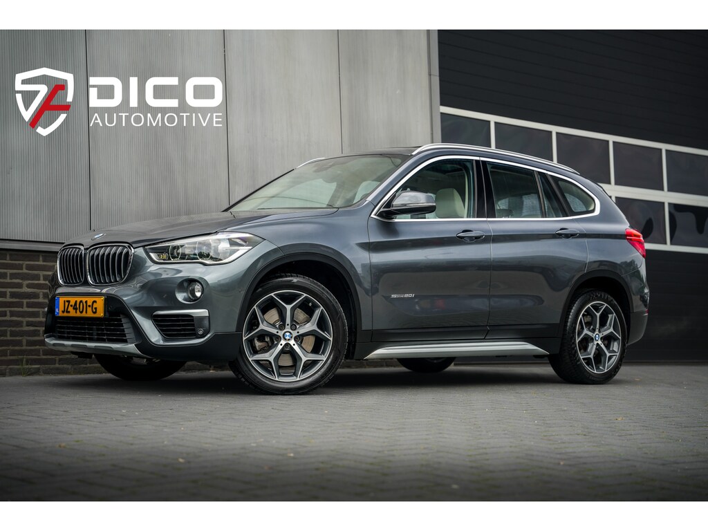 BMW X1 sDrive20i 192 pk Centennial High Executive / NL-Auto/ Dealer.Ond/ Pano-Dak/ Leder/ Sport-Stoele/ Stoel.Verw/ Head-Up/ Led-Verlichting/ Trekhaak