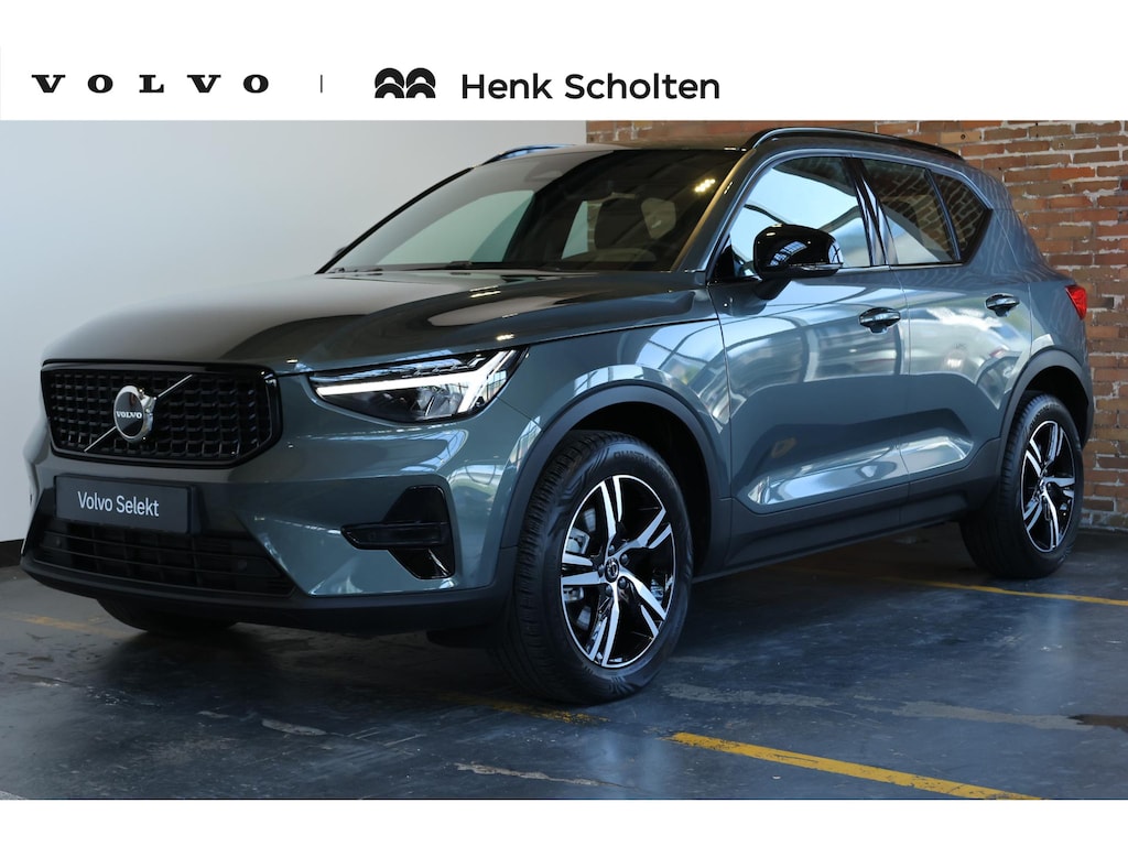 Volvo XC40 B4 Plus Dark | Trekhaak Semi-elektrisch | Adaptieve Cruise Control | Pilot Assist | Google Infotainment | Verwarmbare voorstoelen | Verwarmbaar stuurwiel | Blind Spot Information System | Verwarmbare voorruit | Parkeercamera | Parkeersensoren voor + achter |