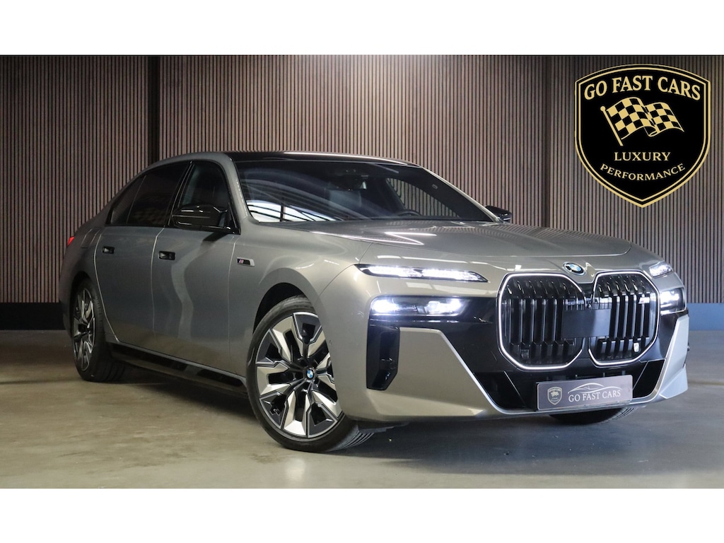 BMW 7-Serie M760e xDrive|571 pk|Skylounge|BMW Iconic Glow kristalkoplampen |Carbon & Kristal int.|Theatre Scr.|Automatic doors